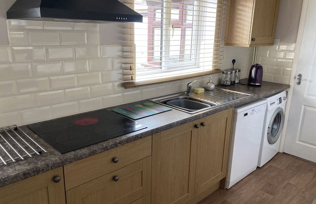 Spacious Detached Bungalow With Ample Parking - Photo 34
