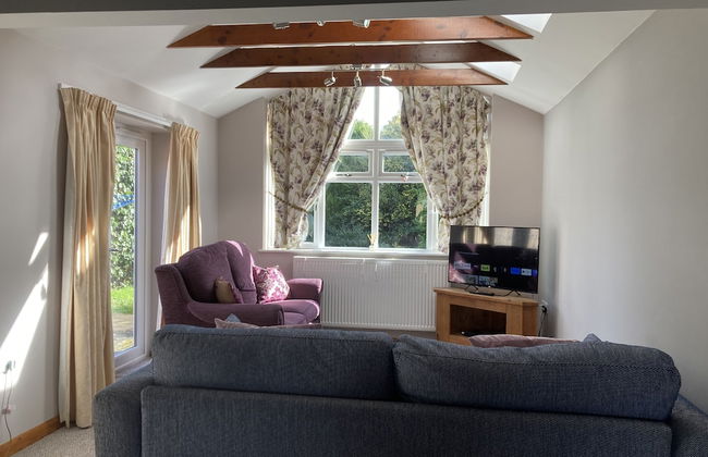 Spacious Detached Bungalow With Ample Parking - Photo 41