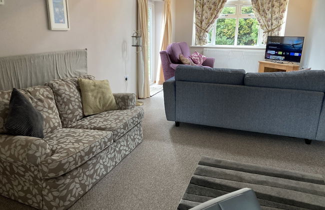 Spacious Detached Bungalow With Ample Parking - Photo 42