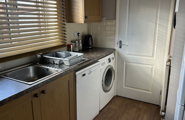 Spacious Detached Bungalow With Ample Parking - Photo 37