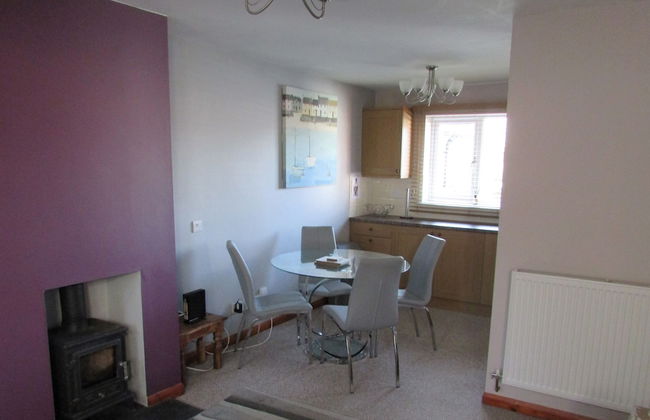 Spacious Detached Bungalow With Ample Parking - Photo 25