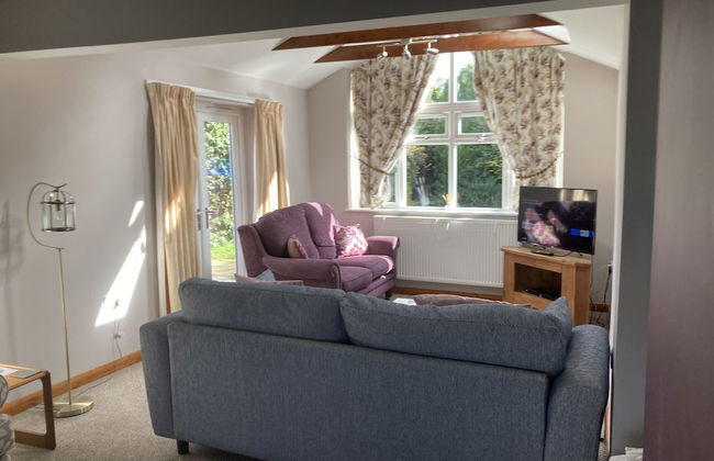 Spacious Detached Bungalow With Ample Parking - Photo 43