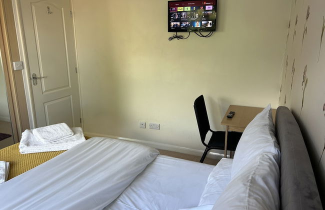 Spacious Detached Bungalow With Ample Parking - Photo 11