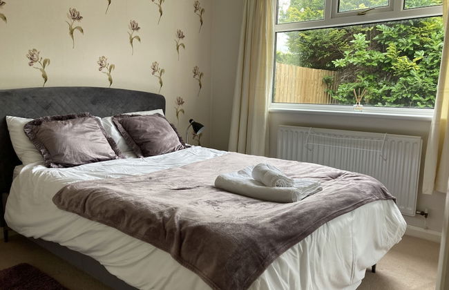 Spacious Detached Bungalow With Ample Parking - Photo 20