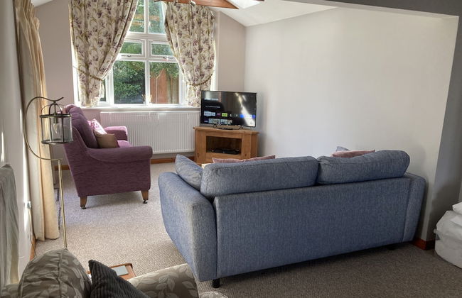 Spacious Detached Bungalow With Ample Parking - Photo 44
