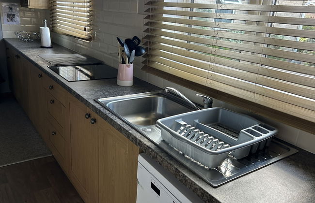 Spacious Detached Bungalow With Ample Parking - Photo 39