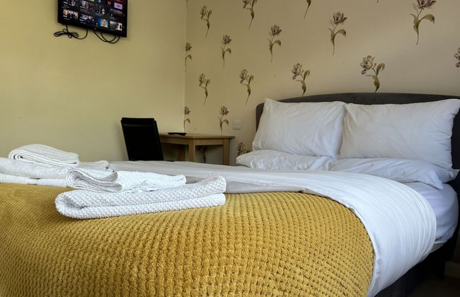 Spacious Detached Bungalow With Ample Parking - Photo 14