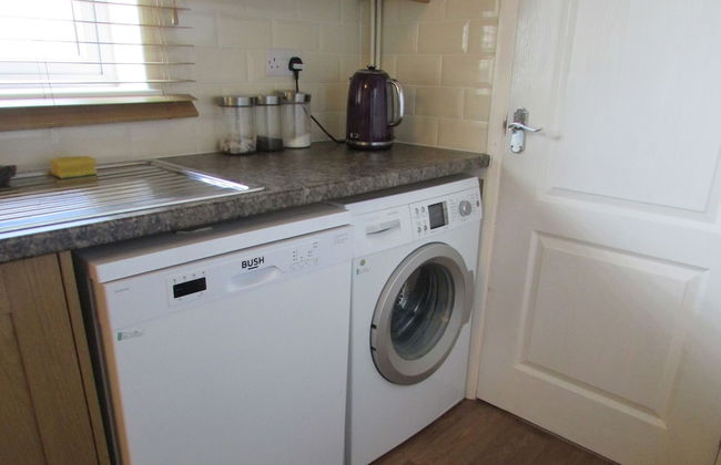 Spacious Detached Bungalow With Ample Parking - Photo 36