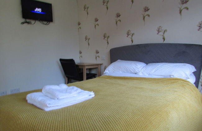 Spacious Detached Bungalow With Ample Parking - Photo 7