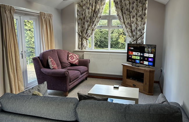 Spacious Detached Bungalow With Ample Parking - Photo 51
