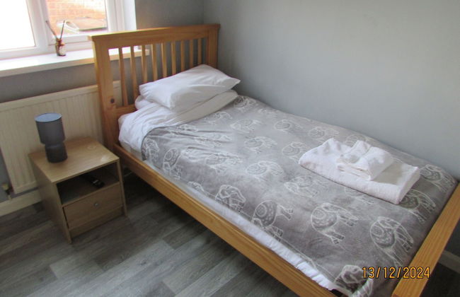 Spacious Detached Bungalow With Ample Parking - Photo 9