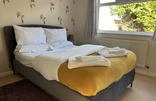 Spacious Detached Bungalow With Ample Parking - Photo 15