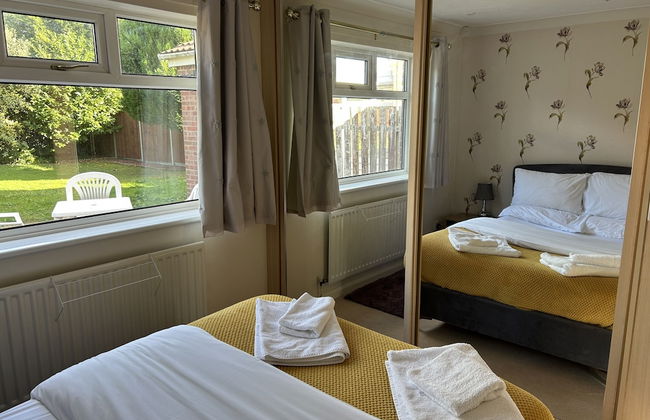 Spacious Detached Bungalow With Ample Parking - Photo 13