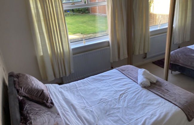 Spacious Detached Bungalow With Ample Parking - Photo 23