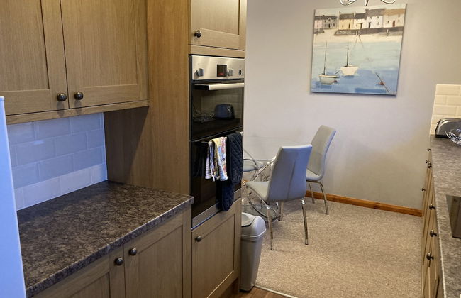 Spacious Detached Bungalow With Ample Parking - Photo 31