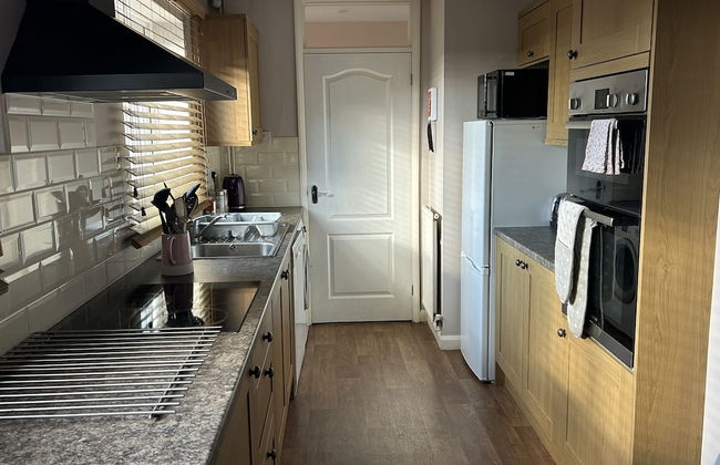 Spacious Detached Bungalow With Ample Parking - Photo 40