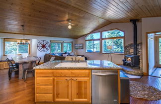 Photo 3 - Golden Summit by Avantstay Stunning Secluded Cabin w/ Access to Tahoe Donner