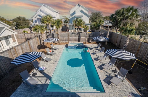 Photo 6 - Lyle by Avantstay Chic Beach House w/ Pool & Hot Tub Walking Distance to Ocean