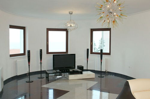 Foto 12 - Luxury Apartment in Opatija for 8 People With Pool and Silk Bedding