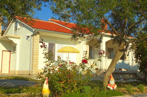 Photo 15 - Pretty Apartment With Terrace on Island Rab