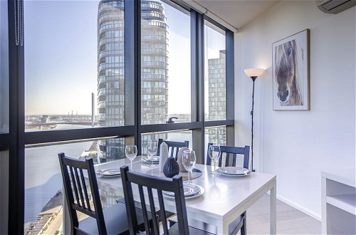 Foto 3 - Docklands high level 1 Bedroom Apartment with pool by KozyGuru