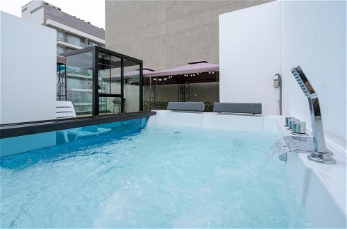 Foto 8 - Exclusive Penthouse With Private Rooftop Jacuzzi BBQ Game Room