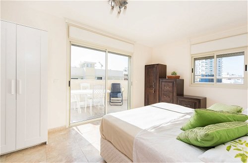 Photo 6 - Spacious Duplex with Terrace 3-min From the Beach
