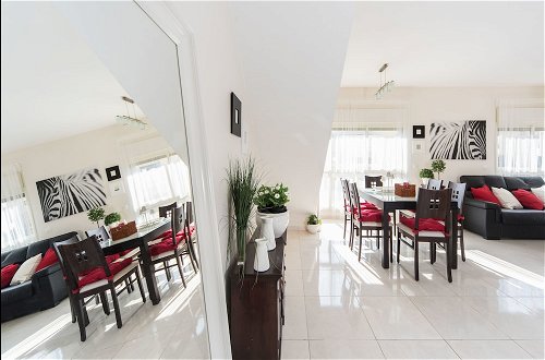 Photo 10 - Spacious Duplex with Terrace 3-min From the Beach