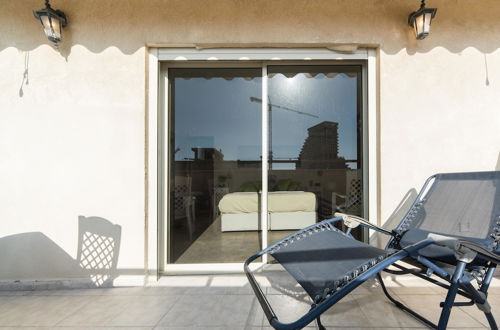 Foto 15 - Spacious Duplex with Terrace 3-min From the Beach