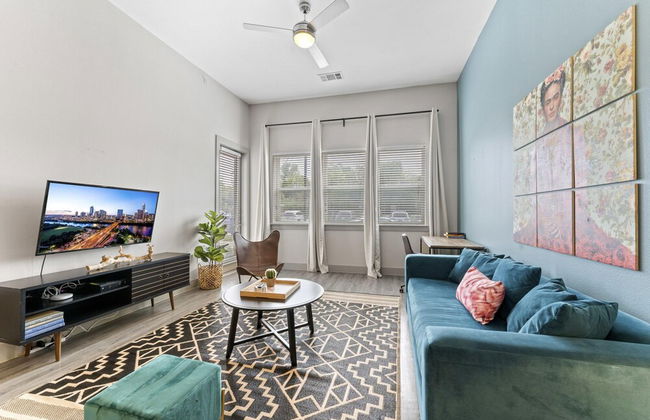 Grand 1BR King Suite Close to Downtown w Fast Wifi - Foto 10