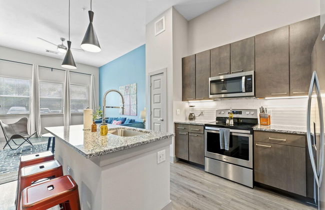 Grand 1BR King Suite Close to Downtown w Fast Wifi - Foto 11