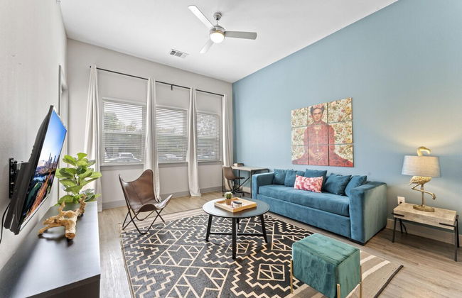 Grand 1BR King Suite Close to Downtown w Fast Wifi - Foto 8
