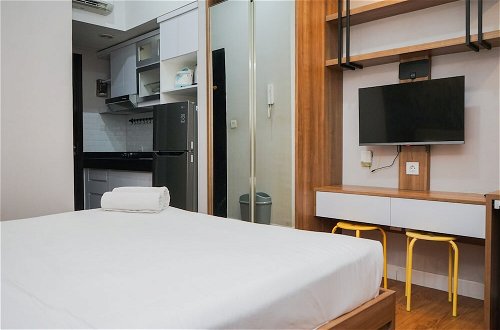 Foto 2 - Homey And Cozy Stay Studio Room At Casa De Parco Apartment