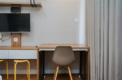 Foto 11 - Homey And Cozy Stay Studio Room At Casa De Parco Apartment