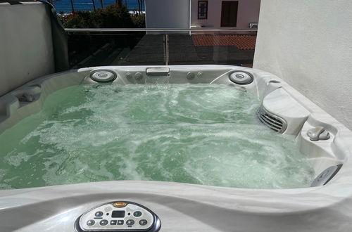 Foto 6 - Luxury 4 bedroom villa with jacuzzi