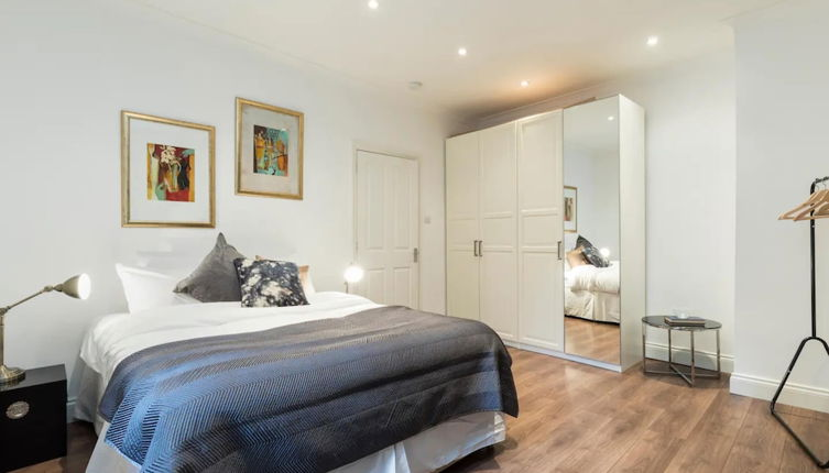 Photo 1 - Bright and Modern 2 Bedroom Apartment in Earl's Court
