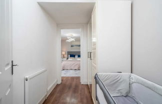 Photo 2 - Bright and Modern 2 Bedroom Apartment in Earl's Court
