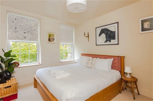 Photo 4 - Chic 1 Bedroom Apartment in Zone 1 With Views Gherkin
