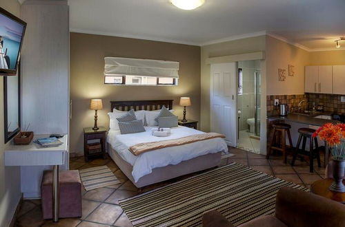 Photo 6 - Room in B&B - Cozy Guest Room With Double bed and Kitchen, Near Port Elizabeth