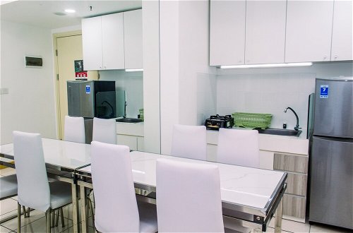 Photo 10 - Warm And Minimalist 3Br Apartment At M-Town Residence