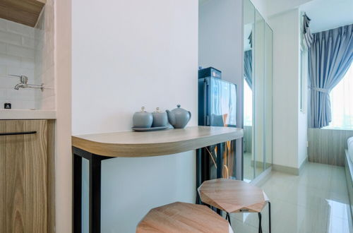 Foto 10 - Fully Furnished With Comfy Design Studio Grand Kamala Lagoon Apartment