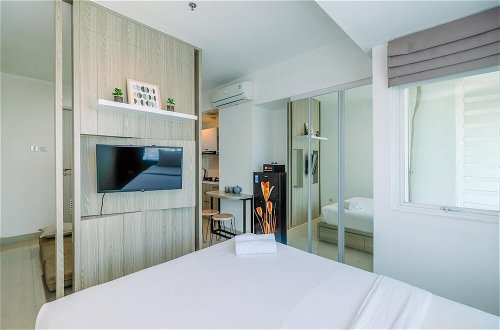 Foto 8 - Fully Furnished With Comfy Design Studio Grand Kamala Lagoon Apartment
