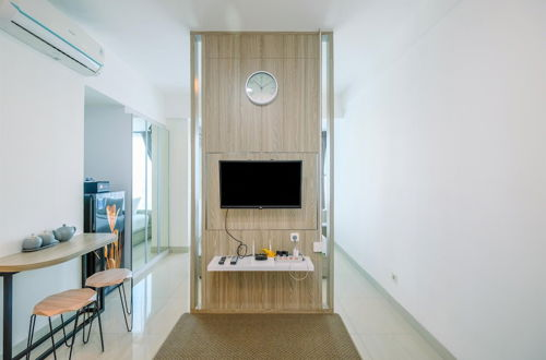Foto 4 - Fully Furnished With Comfy Design Studio Grand Kamala Lagoon Apartment