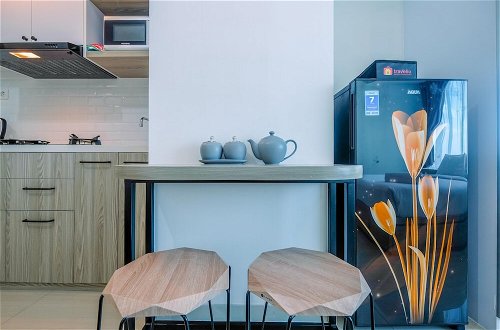 Foto 7 - Fully Furnished With Comfy Design Studio Grand Kamala Lagoon Apartment