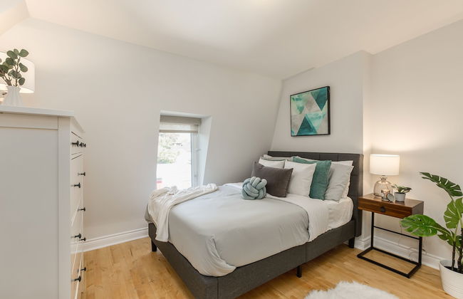 Homey & Elegant 3-bedroom House in the Annex - Photo 10
