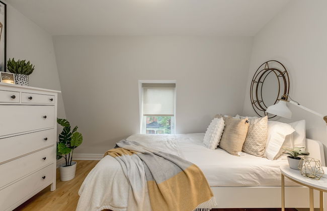Homey & Elegant 3-bedroom House in the Annex - Photo 12