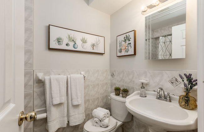 Homey & Elegant 3-bedroom House in the Annex - Photo 27