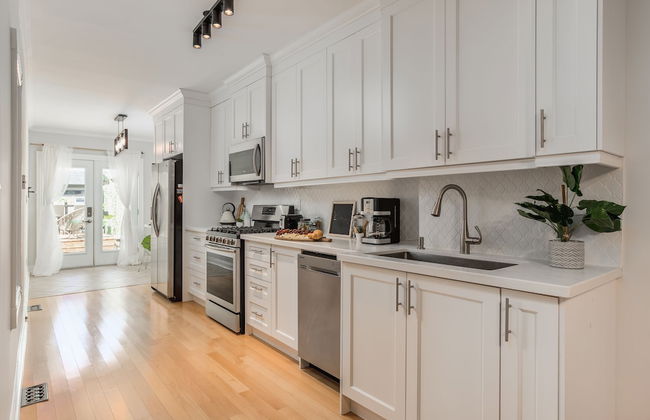 Homey & Elegant 3-bedroom House in the Annex - Photo 14