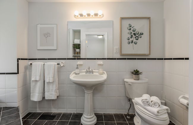 Homey & Elegant 3-bedroom House in the Annex - Photo 23