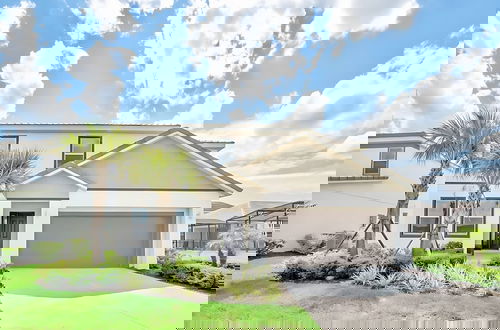 Foto 5 - Lakefront Home w Pool Loft Cinema Games BBQ